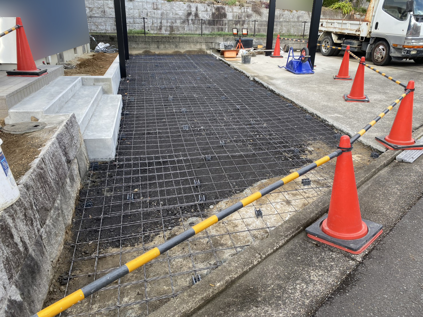 【綾川町Ｙ様邸】駐車場拡張工事｜広くなった駐車スペースにコンクリートを打設中 (株)カインズガーデン｜香川県の庭仕舞い