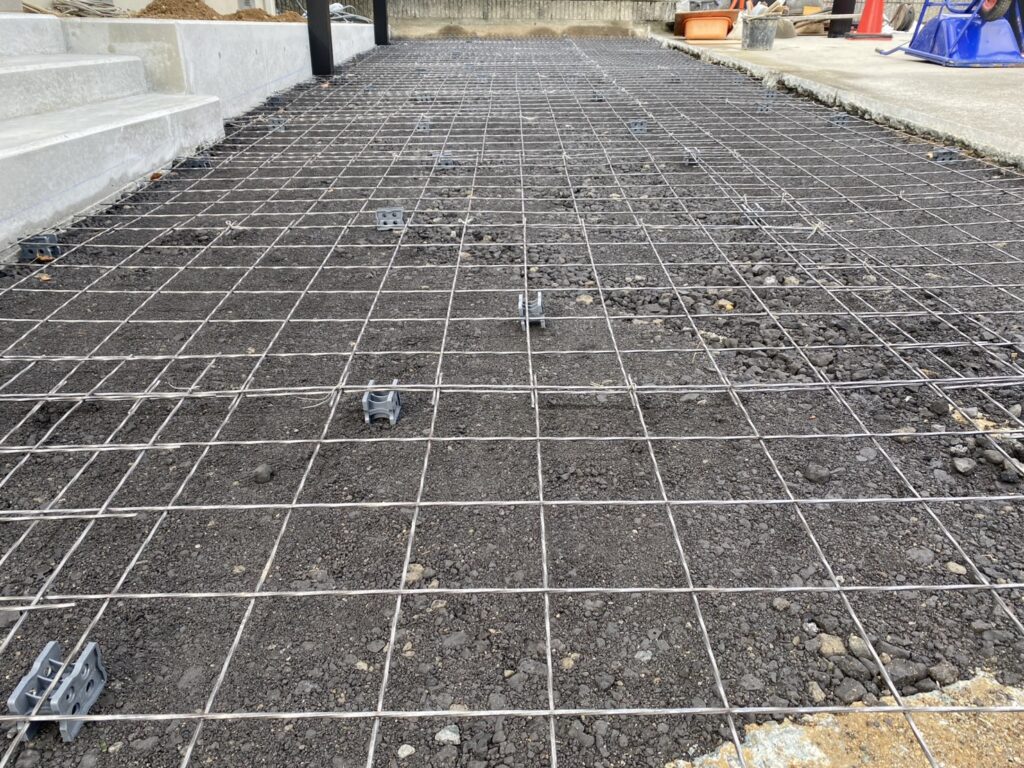 【綾川町Ｙ様邸】駐車場拡張工事｜広くなった駐車スペースにコンクリートを打設中 (株)カインズガーデン｜香川県の庭仕舞い