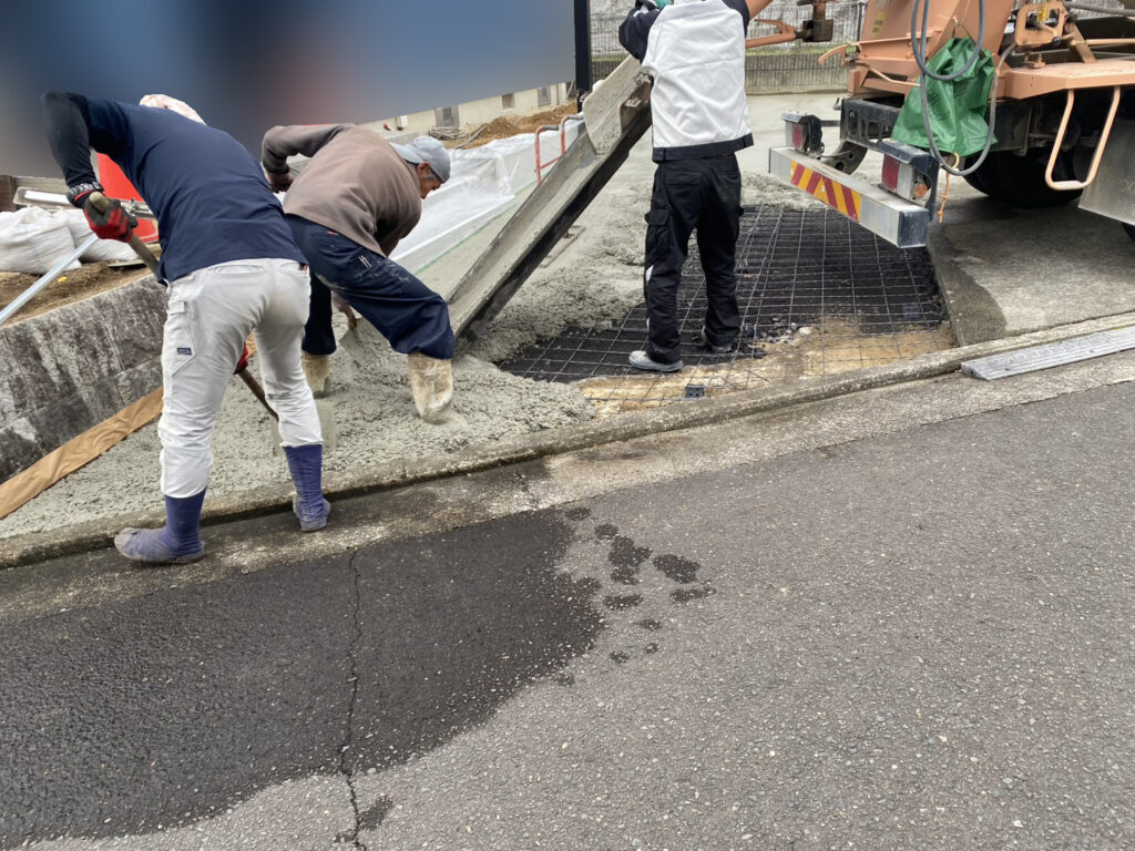 【綾川町Ｙ様邸】駐車場拡張工事｜広くなった駐車スペースにコンクリートを打設中 (株)カインズガーデン｜香川県の庭仕舞い