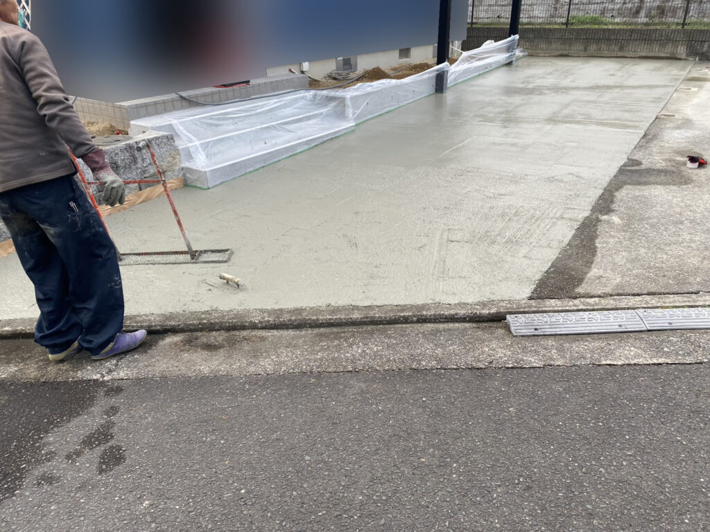 【綾川町Ｙ様邸】駐車場拡張工事｜広くなった駐車スペースにコンクリートを打設中 (株)カインズガーデン｜香川県の庭仕舞い