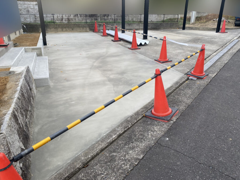 【綾川町Ｙ様邸】駐車場拡張工事｜重厚感がカッコいい✨折板カーポート４台用 (株)カインズガーデン｜香川県の庭仕舞い工事