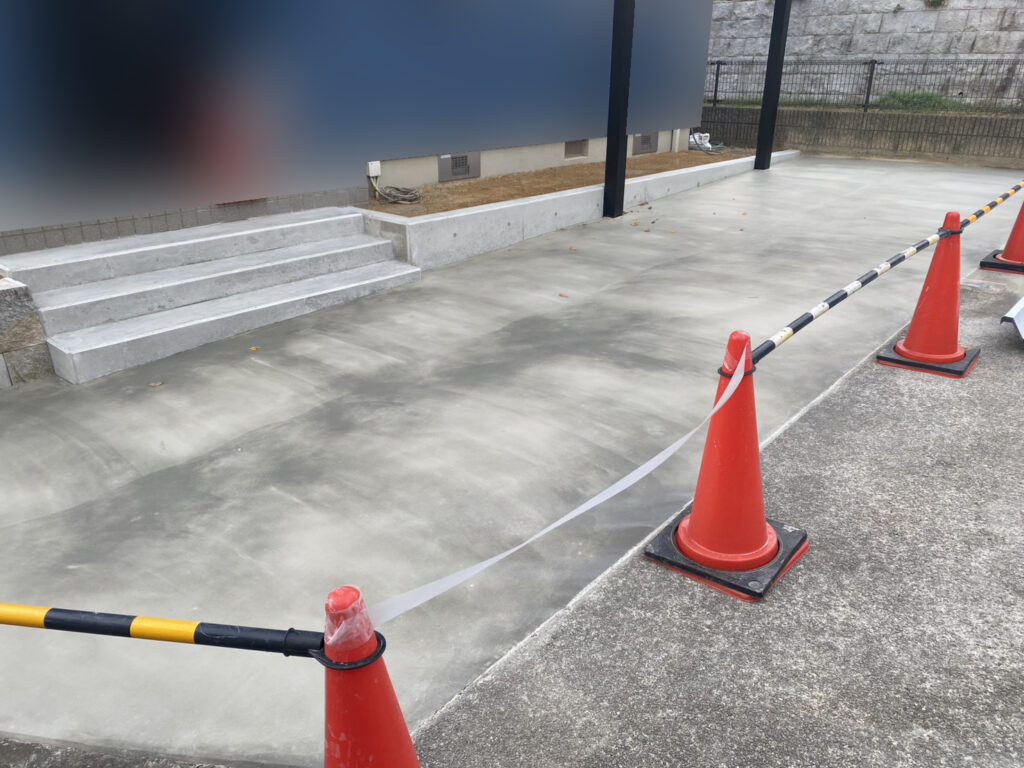 【綾川町Ｙ様邸】駐車場拡張工事｜重厚感がカッコいい✨折板カーポート４台用 (株)カインズガーデン｜香川県の庭仕舞い工事