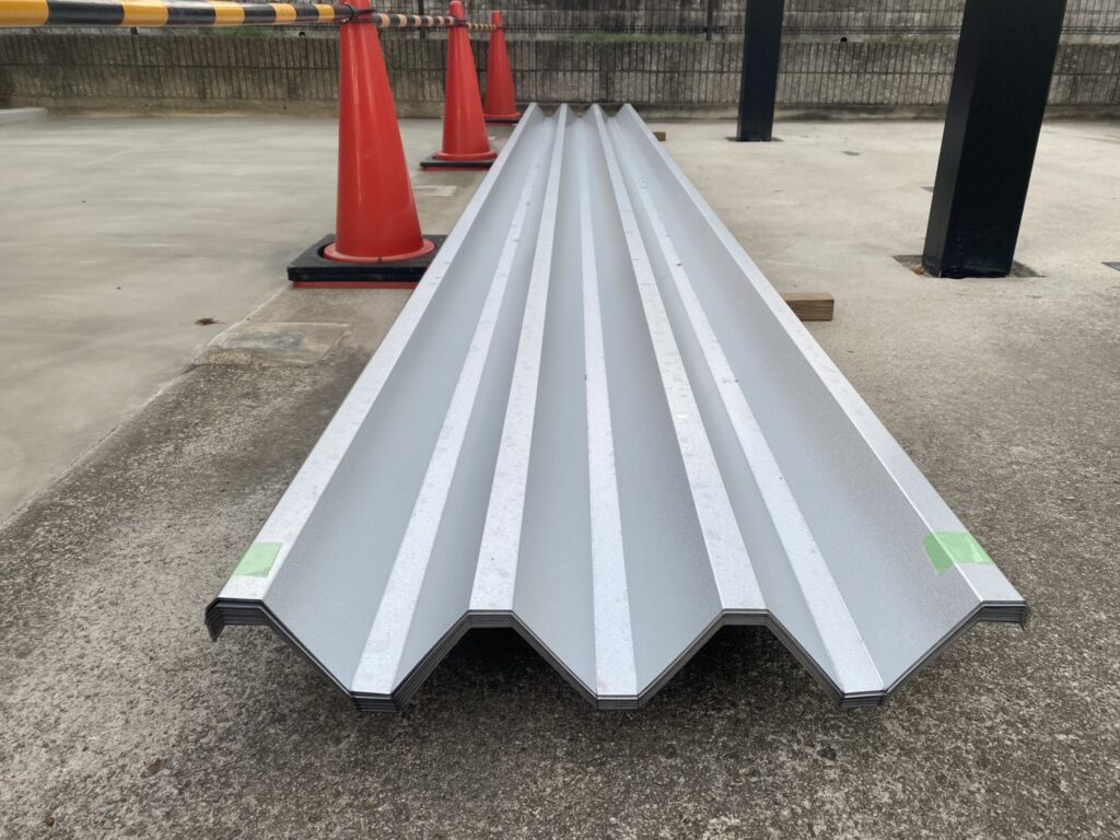 【綾川町Ｙ様邸】駐車場拡張工事｜重厚感がカッコいい✨折板カーポート４台用 (株)カインズガーデン｜香川県の庭仕舞い工事