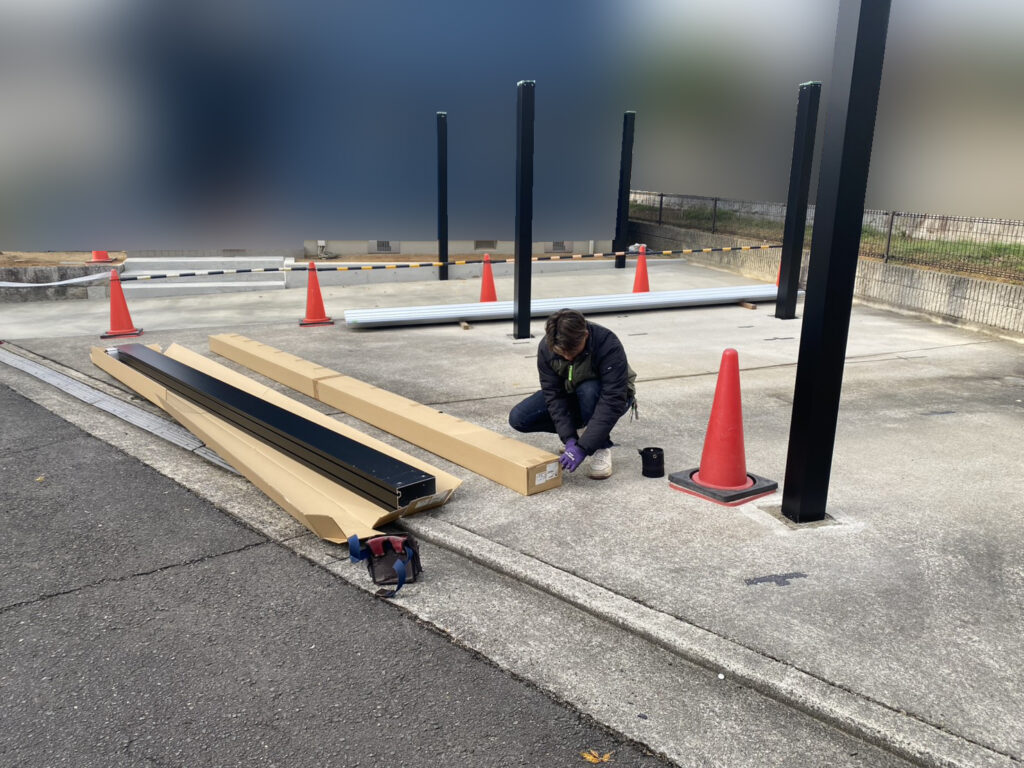 【綾川町Ｙ様邸】駐車場拡張工事｜重厚感がカッコいい✨折板カーポート４台用 (株)カインズガーデン｜香川県の庭仕舞い工事