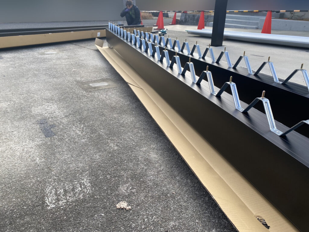 【綾川町Ｙ様邸】駐車場拡張工事｜重厚感がカッコいい✨折板カーポート４台用 (株)カインズガーデン｜香川県の庭仕舞い工事