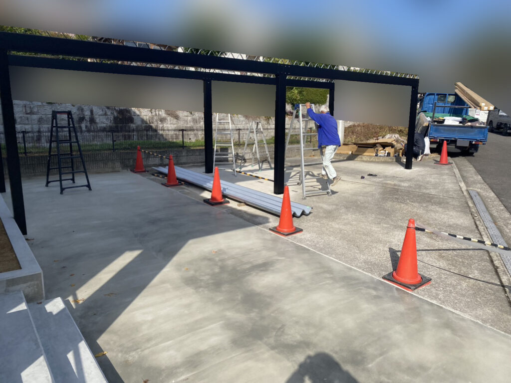 【綾川町Ｙ様邸】駐車場拡張工事｜重厚感がカッコいい✨折板カーポート４台用 (株)カインズガーデン｜香川県の庭仕舞い工事