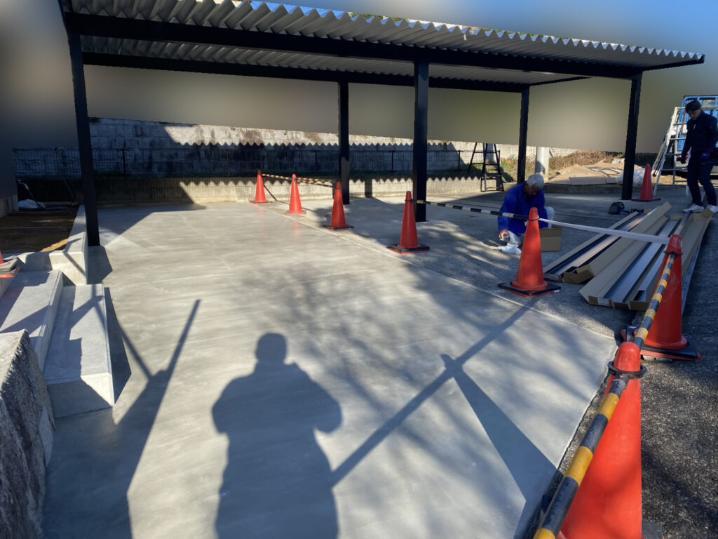 【綾川町Ｙ様邸】駐車場拡張工事｜重厚感がカッコいい✨折板カーポート４台用 (株)カインズガーデン｜香川県の庭仕舞い工事