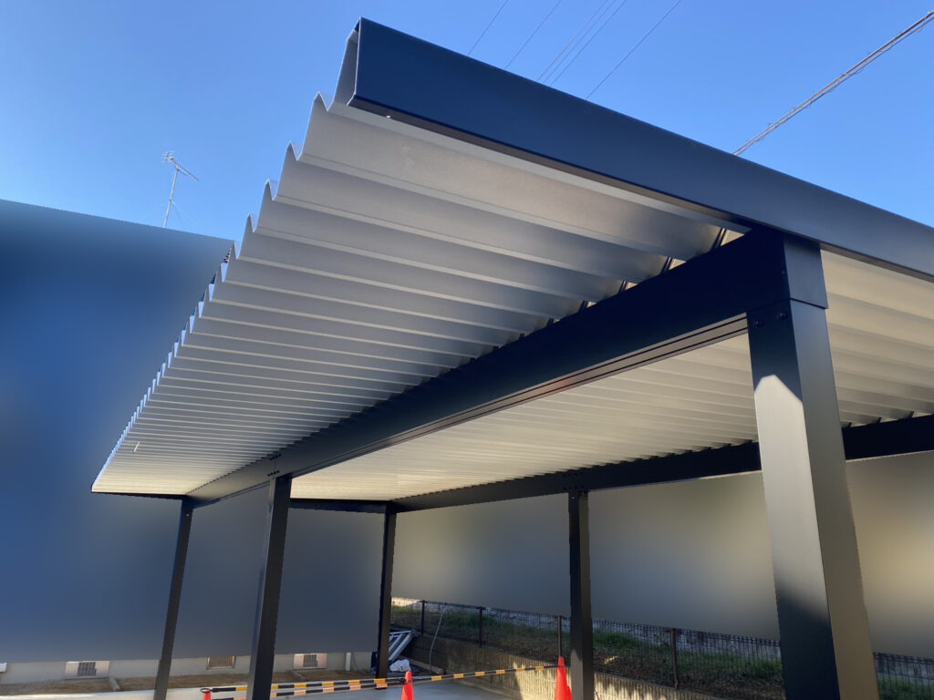 【綾川町Ｙ様邸】駐車場拡張工事｜重厚感がカッコいい✨折板カーポート４台用 (株)カインズガーデン｜香川県の庭仕舞い工事