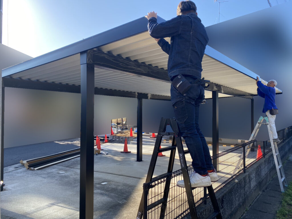 【綾川町Ｙ様邸】駐車場拡張工事｜重厚感がカッコいい✨折板カーポート４台用 (株)カインズガーデン｜香川県の庭仕舞い工事