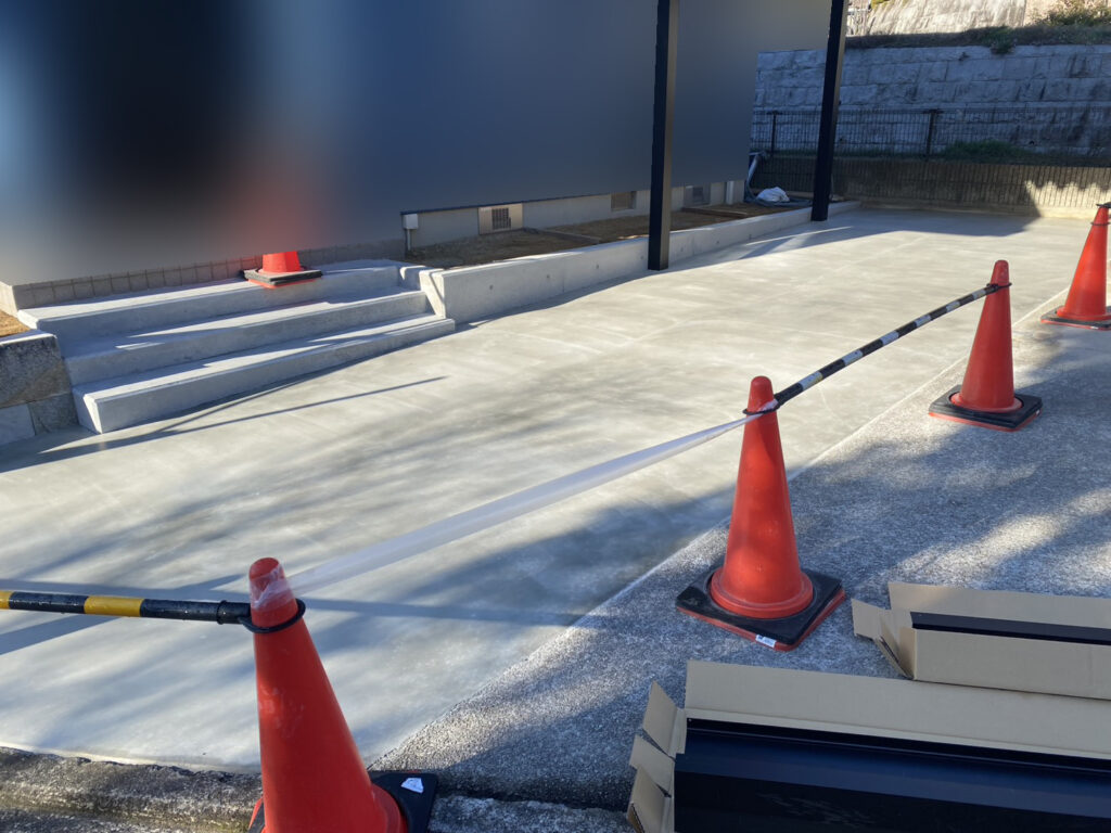 【綾川町Ｙ様邸】駐車場拡張工事｜重厚感がカッコいい✨折板カーポート４台用 (株)カインズガーデン｜香川県の庭仕舞い工事