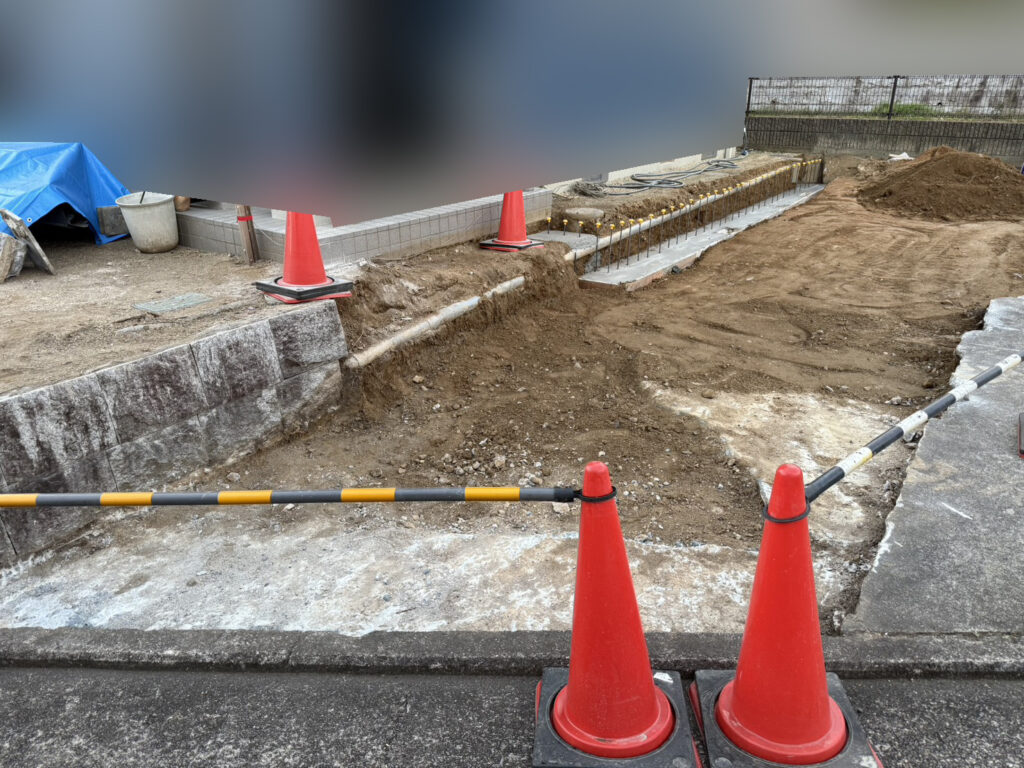 【綾川町Ｙ様邸】駐車場拡張工事｜コンクリート基礎や裏庭の土間コンクリート打設 (株)カインズガーデン｜香川の庭仕舞い工事