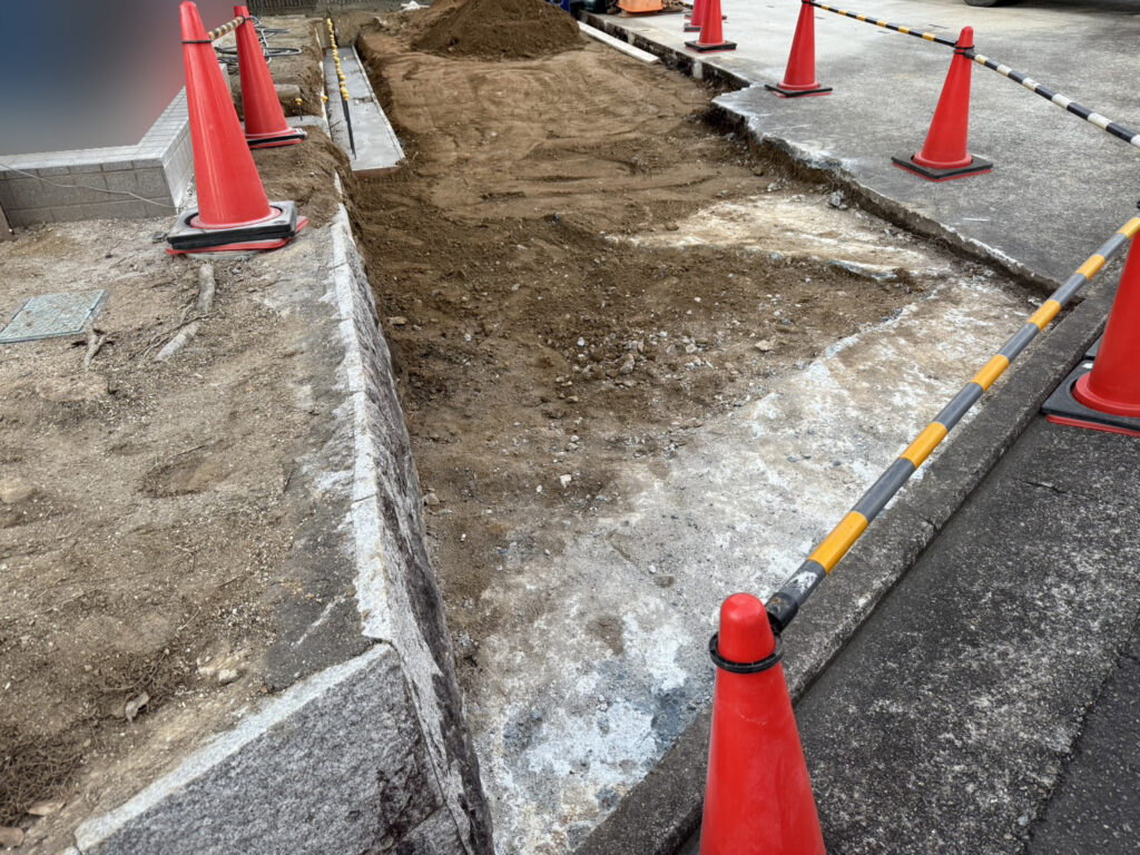 【綾川町Ｙ様邸】駐車場拡張工事｜コンクリート基礎や裏庭の土間コンクリート打設 (株)カインズガーデン｜香川の庭仕舞い工事