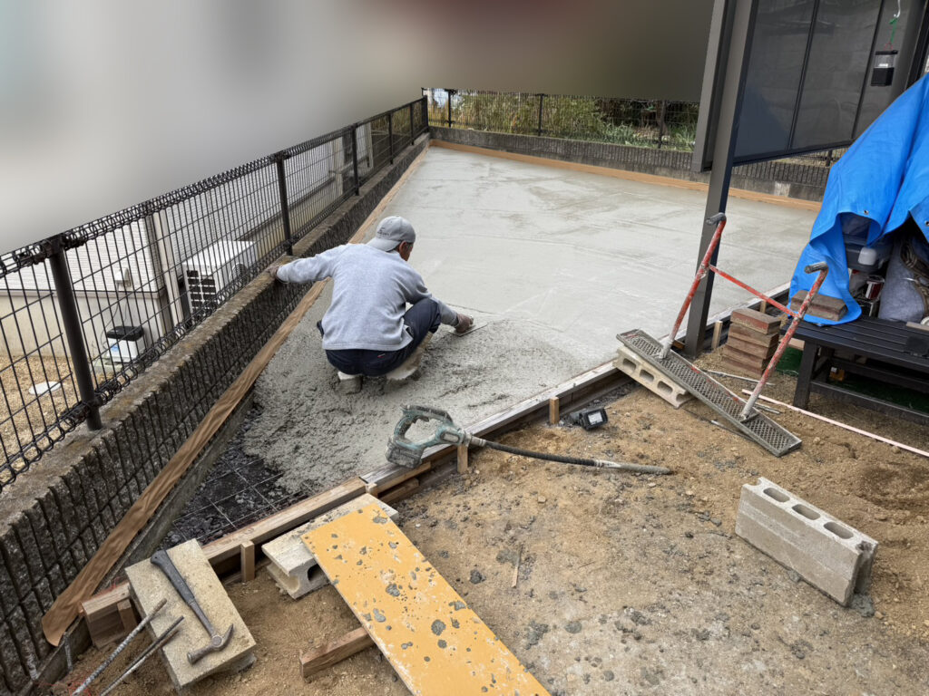 【綾川町Ｙ様邸】駐車場拡張工事｜コンクリート基礎や裏庭の土間コンクリート打設 (株)カインズガーデン｜香川の庭仕舞い工事