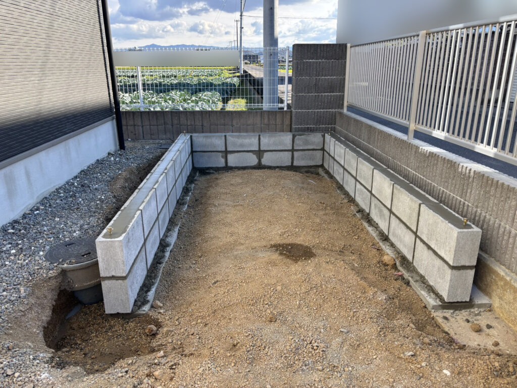 【善通寺市Ｎ様邸】バイクガレージ工事｜基礎となるコンクリートやブロック完了 (株)カインズガーデン｜香川県の庭仕舞い工事