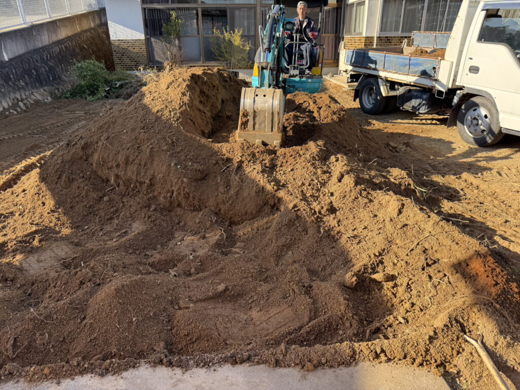 【綾川町Ｍ様邸】庭仕舞い＆駐車場拡張工事｜坪庭の解体撤去・庭木植栽の伐根・鋤取りでスッキリ！ (株)カインズガーデン