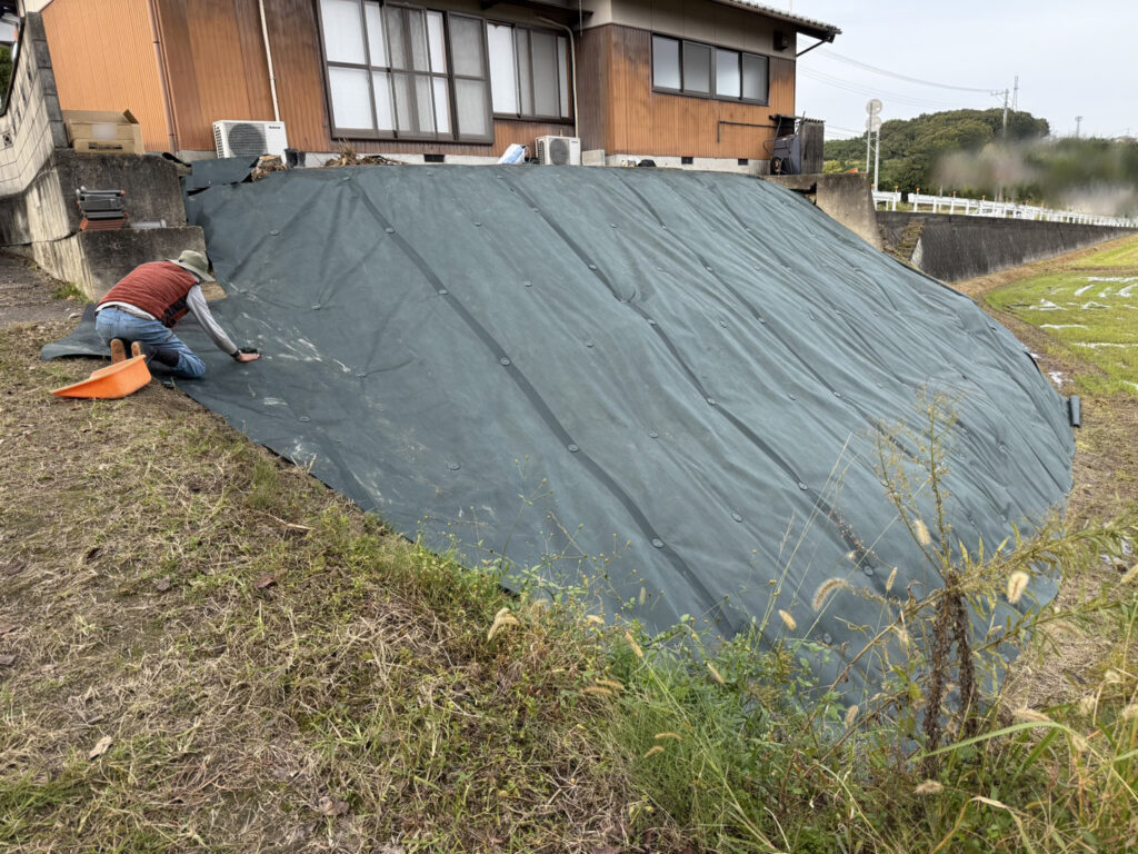 【綾川町内公民館様】田んぼ法面の雑草対策工事㊗完工｜防草シートでスッキリ爽快✨ (株)カインズガーデン｜香川県の庭仕舞い