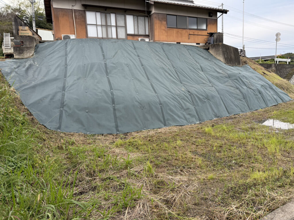 【綾川町内公民館様】田んぼ法面の雑草対策工事㊗完工｜防草シートでスッキリ爽快✨ (株)カインズガーデン｜香川県の庭仕舞い