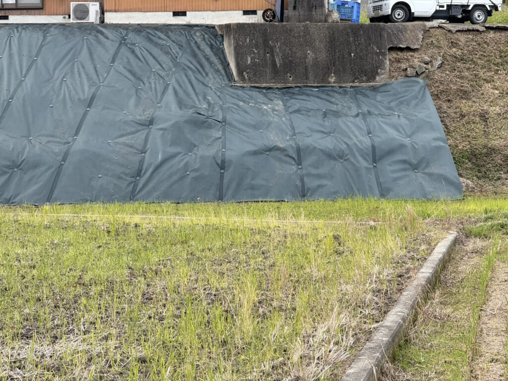 【綾川町内公民館様】田んぼ法面の雑草対策工事㊗完工｜防草シートでスッキリ爽快✨ (株)カインズガーデン｜香川県の庭仕舞い