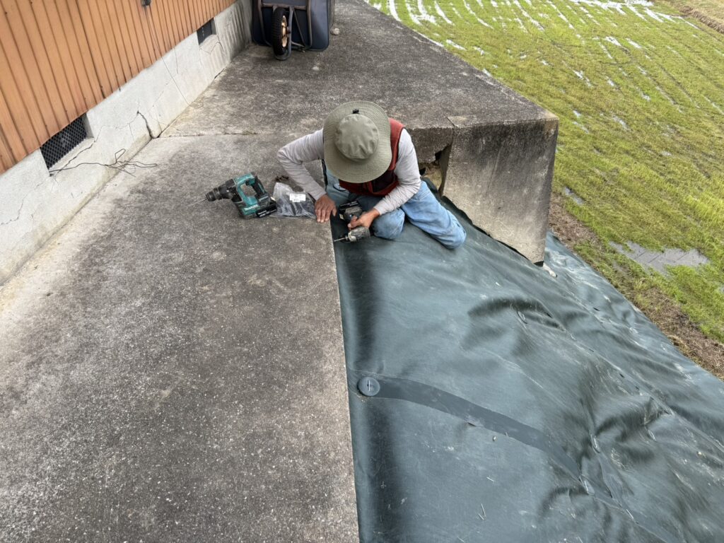 【綾川町内公民館様】田んぼ法面の雑草対策工事㊗完工｜防草シートでスッキリ爽快✨ (株)カインズガーデン｜香川県の庭仕舞い