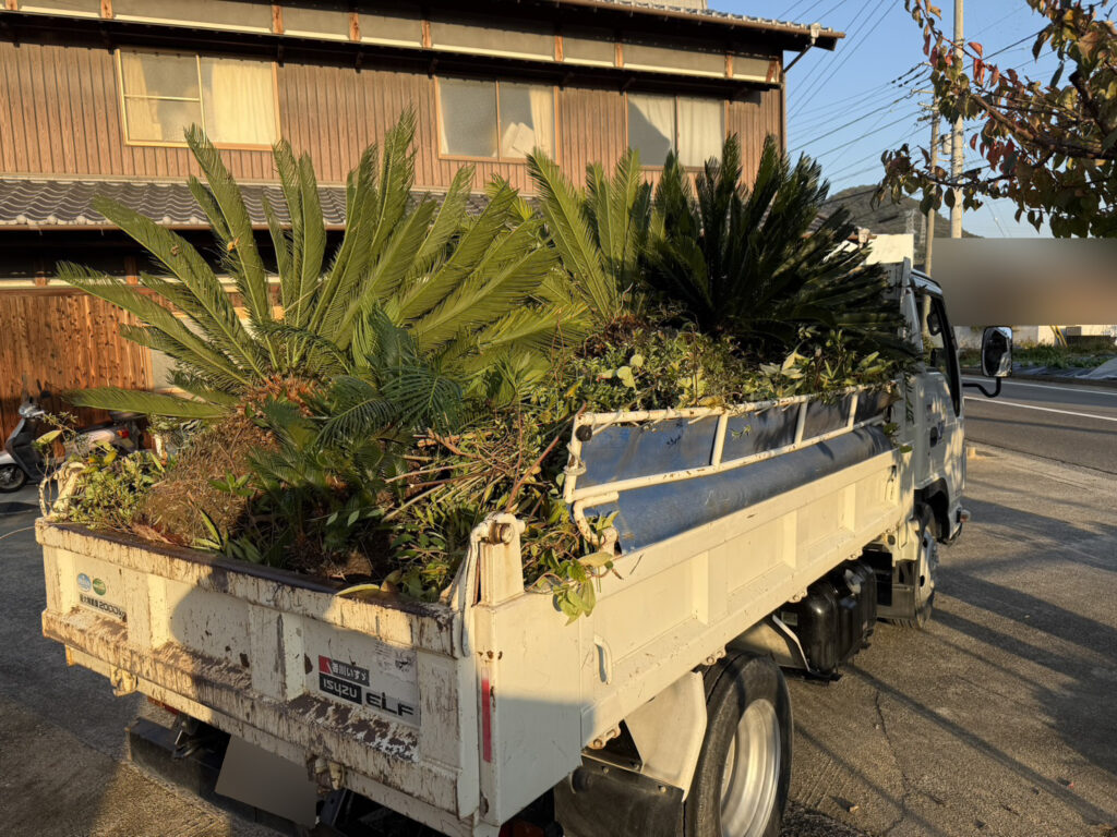 【綾川町Ｍ様邸・Ｙ様邸】駐車場拡張＆庭仕舞い工事｜庭木植栽や既存物撤去し駐車スペースを拡張します