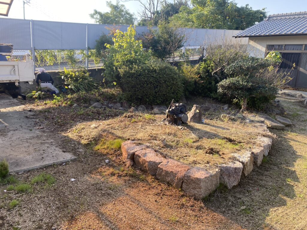 【綾川町Ｍ様邸・Ｙ様邸】駐車場拡張＆庭仕舞い工事｜庭木植栽や既存物撤去し駐車スペースを拡張します