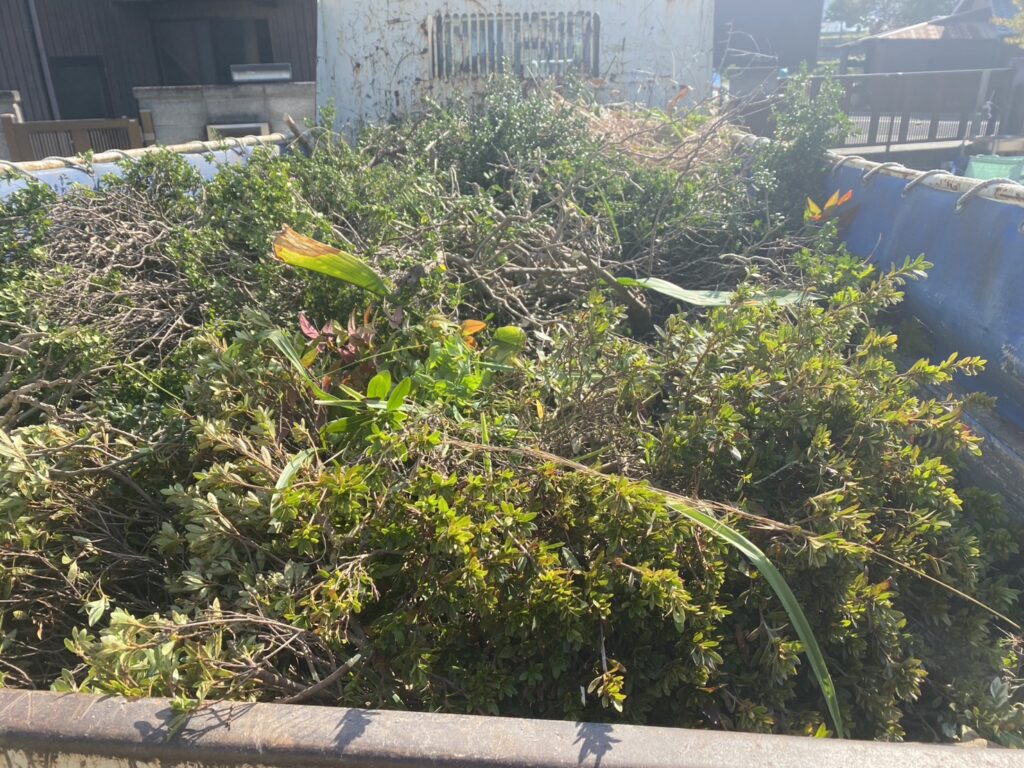 【綾川町Ｍ様邸・Ｙ様邸】駐車場拡張＆庭仕舞い工事｜庭木植栽や既存物撤去し駐車スペースを拡張します