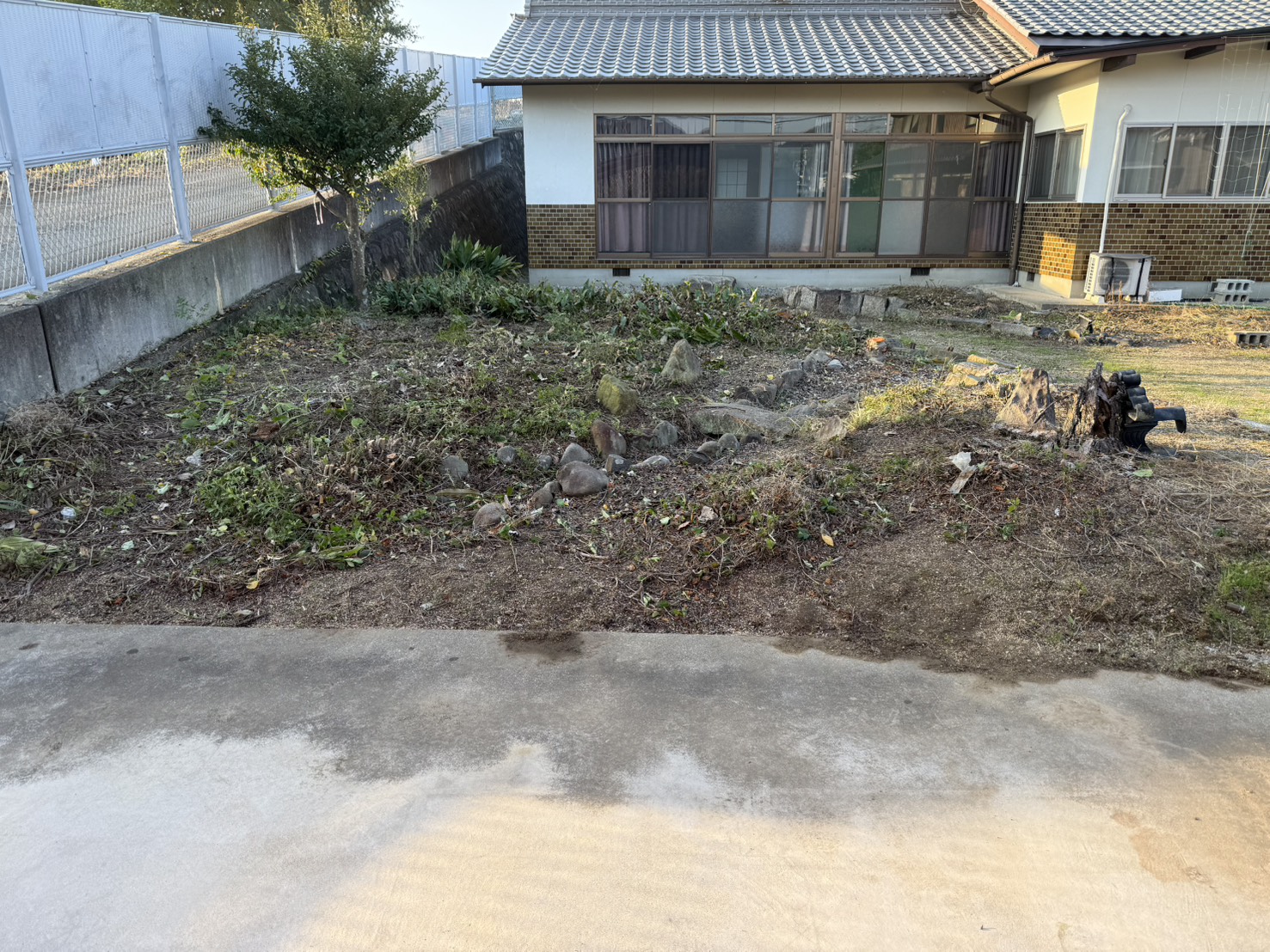 【綾川町Ｍ様邸・Ｙ様邸】駐車場拡張＆庭仕舞い工事｜庭木植栽や既存物撤去し駐車スペースを拡張します