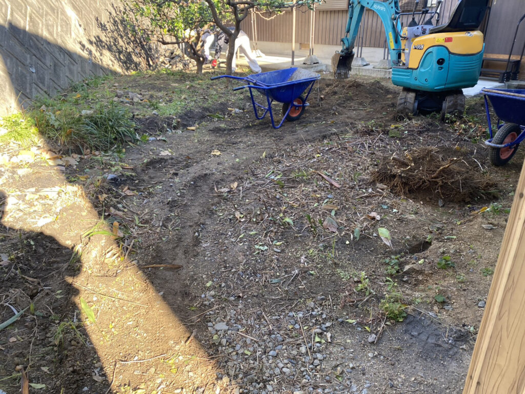 【綾川町Ｍ様邸】庭仕舞い＆駐車場拡張工事｜物置下や犬走りのコンクリート打設中 (株)カインズガーデン｜香川県の庭仕舞い