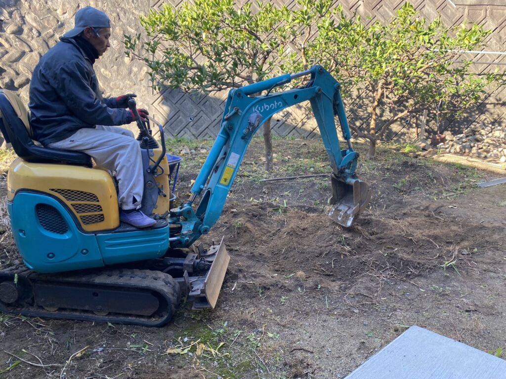 【綾川町Ｍ様邸】庭仕舞い＆駐車場拡張工事｜物置下や犬走りのコンクリート打設中 (株)カインズガーデン｜香川県の庭仕舞い