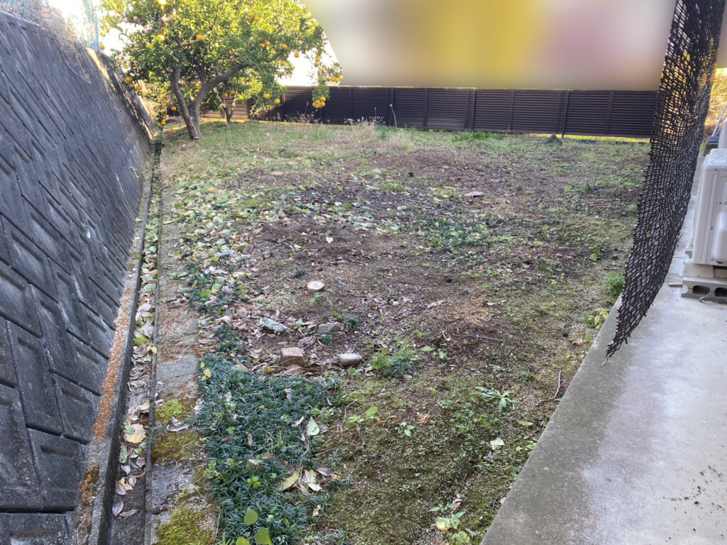 【綾川町Ｍ様邸】庭仕舞い＆駐車場拡張工事｜物置下や犬走りのコンクリート打設中 (株)カインズガーデン｜香川県の庭仕舞い