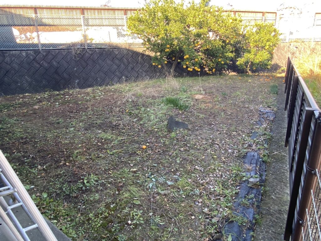 【綾川町Ｍ様邸】庭仕舞い＆駐車場拡張工事｜物置下や犬走りのコンクリート打設中 (株)カインズガーデン｜香川県の庭仕舞い