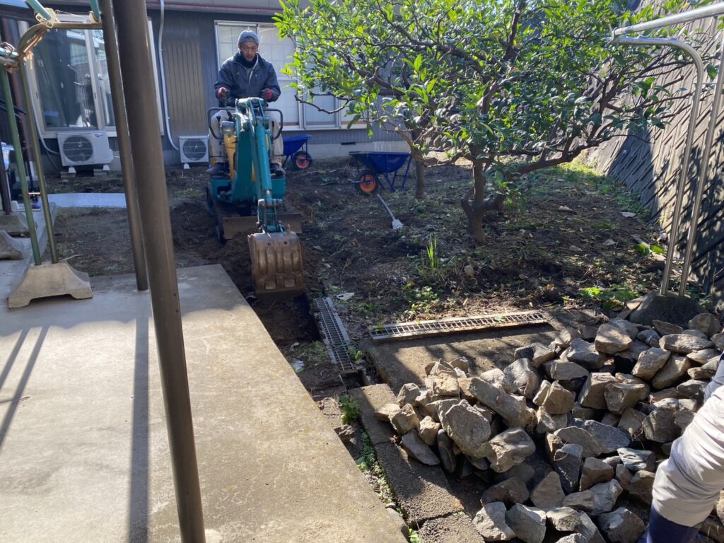 【綾川町Ｍ様邸】庭仕舞い＆駐車場拡張工事｜物置下や犬走りのコンクリート打設中 (株)カインズガーデン｜香川県の庭仕舞い