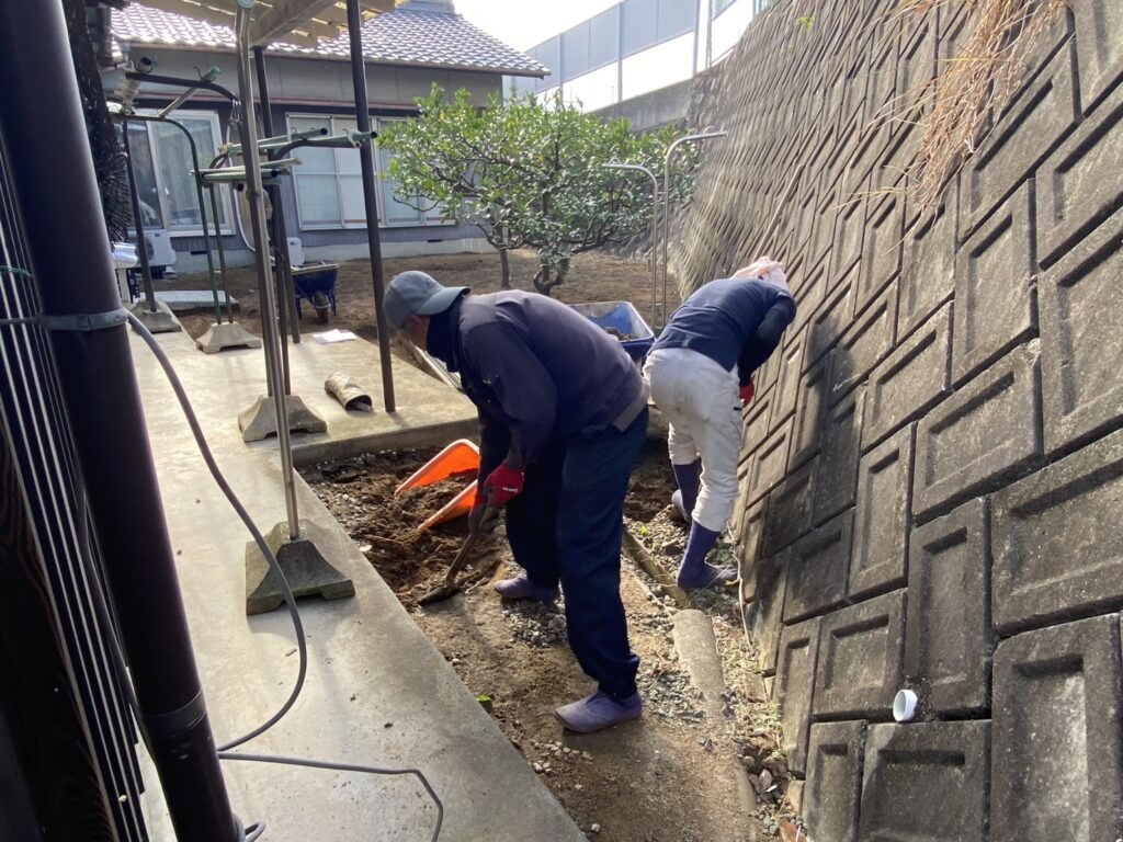 【綾川町Ｍ様邸】庭仕舞い＆駐車場拡張工事｜物置下や犬走りのコンクリート打設中 (株)カインズガーデン｜香川県の庭仕舞い