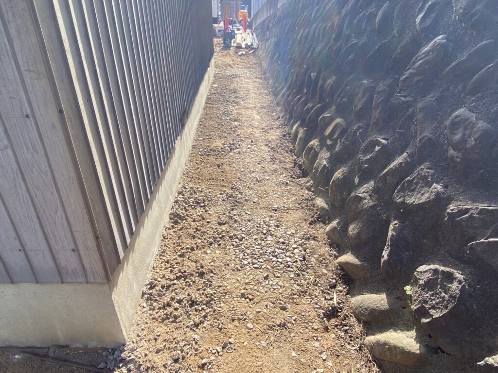 【綾川町Ｍ様邸】庭仕舞い＆駐車場拡張工事｜物置下や犬走りのコンクリート打設中 (株)カインズガーデン｜香川県の庭仕舞い