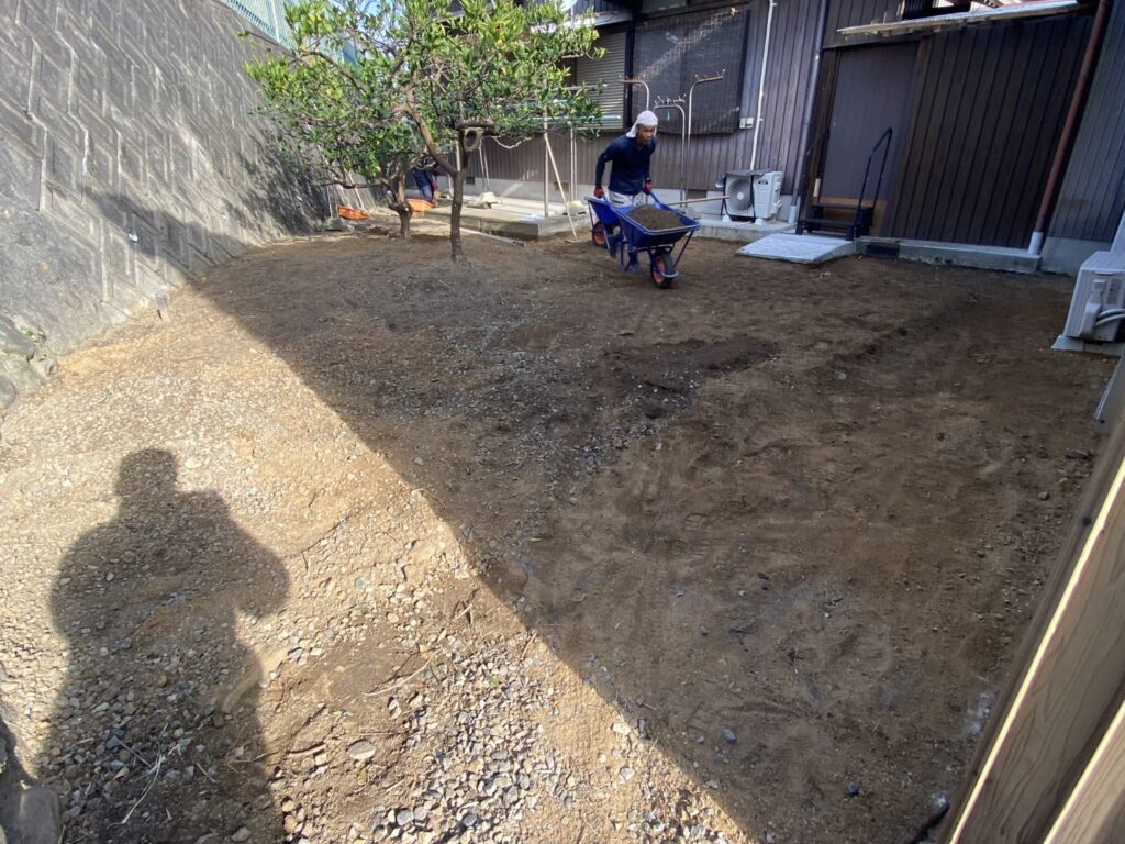 【綾川町Ｍ様邸】庭仕舞い＆駐車場拡張工事｜物置下や犬走りのコンクリート打設中 (株)カインズガーデン｜香川県の庭仕舞い