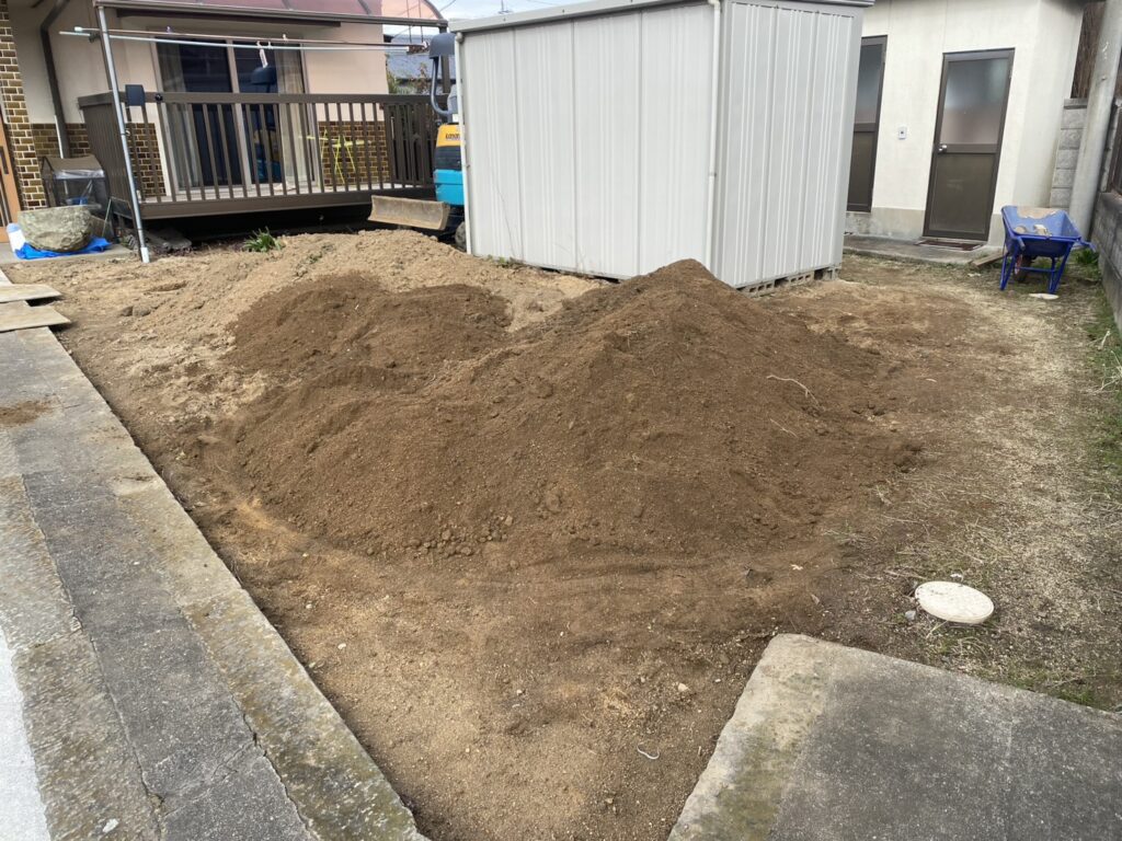 【綾川町Ｍ様邸】庭仕舞い＆駐車場拡張工事｜物置下や犬走りのコンクリート打設中 (株)カインズガーデン｜香川県の庭仕舞い