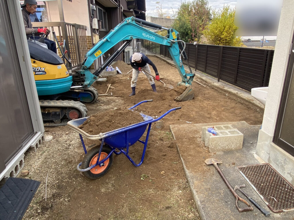 【綾川町Ｍ様邸】庭仕舞い＆駐車場拡張工事｜物置下や犬走りのコンクリート打設中 (株)カインズガーデン｜香川県の庭仕舞い
