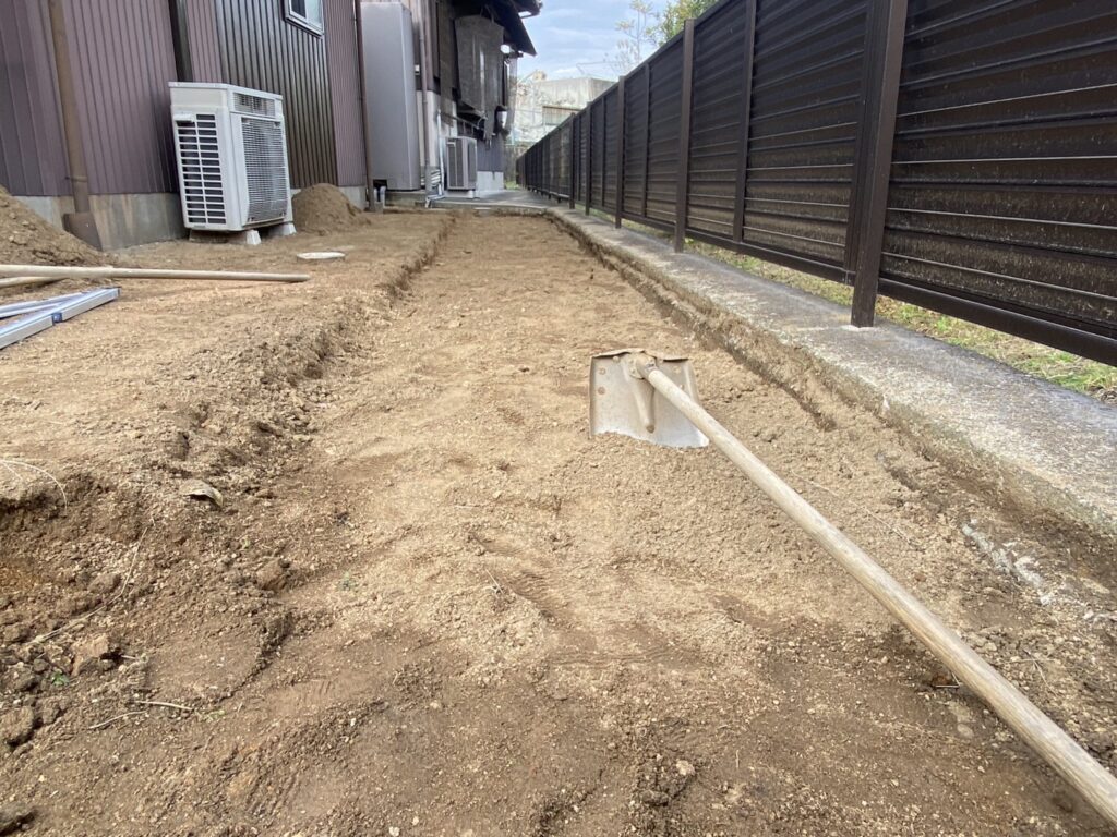 【綾川町Ｍ様邸】庭仕舞い＆駐車場拡張工事｜物置下や犬走りのコンクリート打設中 (株)カインズガーデン｜香川県の庭仕舞い