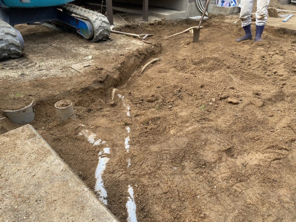 【綾川町Ｍ様邸】庭仕舞い＆駐車場拡張工事｜物置下や犬走りのコンクリート打設中 (株)カインズガーデン｜香川県の庭仕舞い