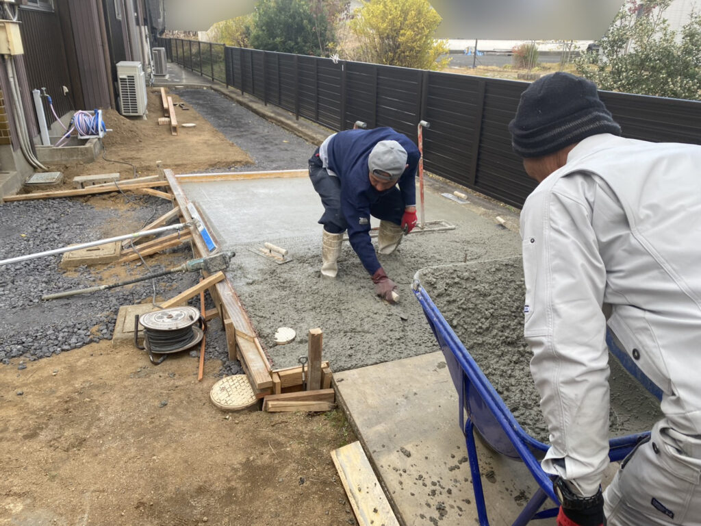【綾川町Ｍ様邸】庭仕舞い＆駐車場拡張工事｜物置下や犬走りのコンクリート打設中 (株)カインズガーデン｜香川県の庭仕舞い