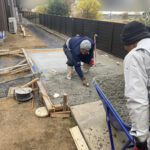 【綾川町Ｍ様邸】庭仕舞い＆駐車場拡張工事｜物置下や犬走りのコンクリート打設中 (株)カインズガーデン｜香川県の庭仕舞い