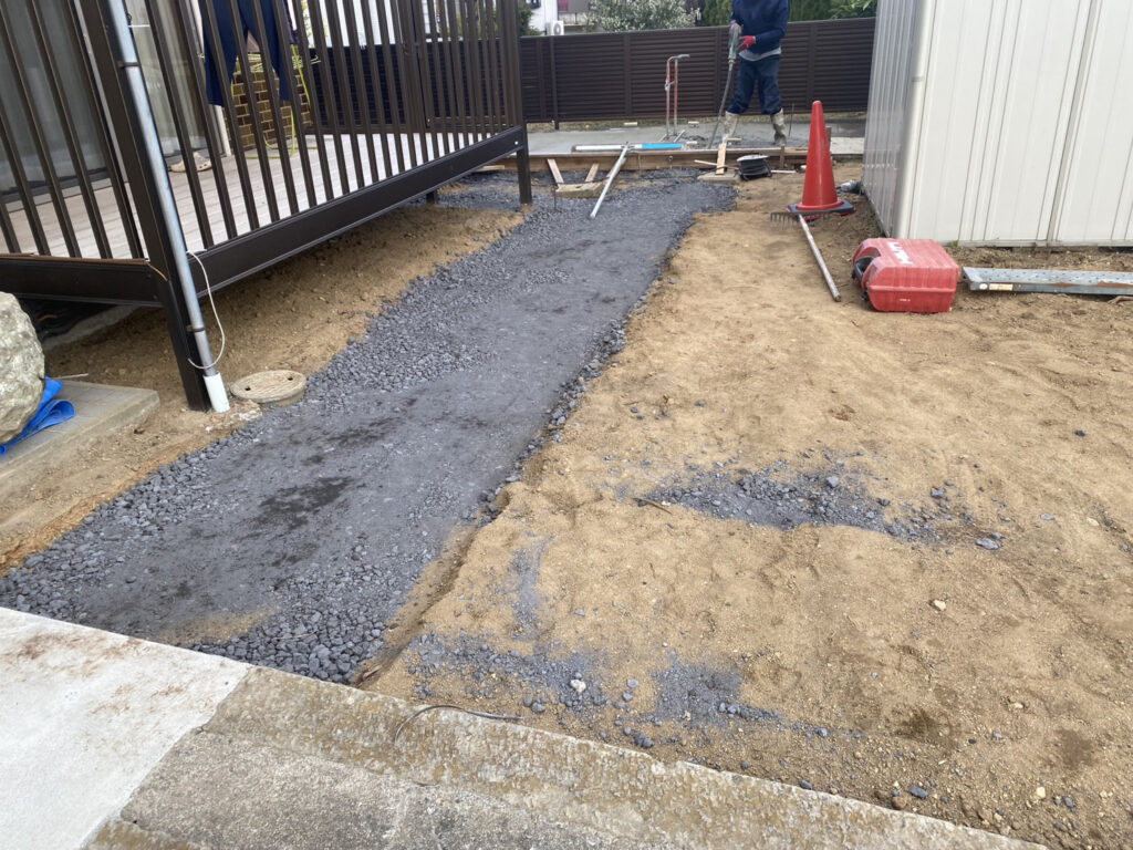 【綾川町Ｍ様邸】庭仕舞い＆駐車場拡張工事｜物置下や犬走りのコンクリート打設中 (株)カインズガーデン｜香川県の庭仕舞い