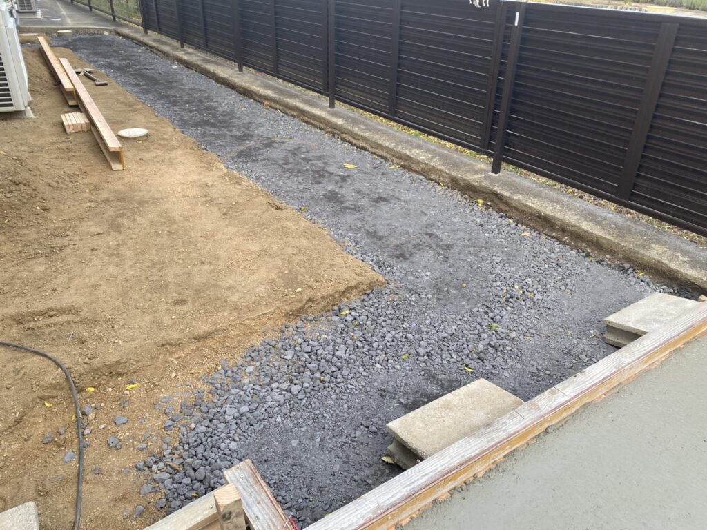 【綾川町Ｍ様邸】庭仕舞い＆駐車場拡張工事｜物置下や犬走りのコンクリート打設中 (株)カインズガーデン｜香川県の庭仕舞い
