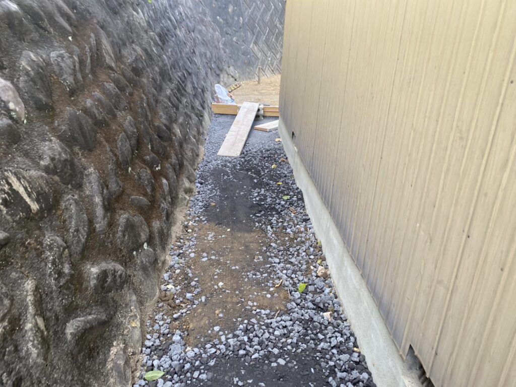 【綾川町Ｍ様邸】庭仕舞い＆駐車場拡張工事｜物置下や犬走りのコンクリート打設中 (株)カインズガーデン｜香川県の庭仕舞い