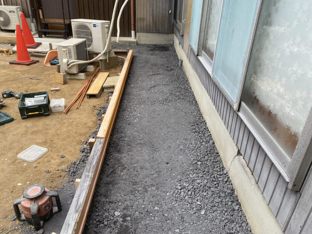 【綾川町Ｍ様邸】庭仕舞い＆駐車場拡張工事｜物置下や犬走りのコンクリート打設中 (株)カインズガーデン｜香川県の庭仕舞い