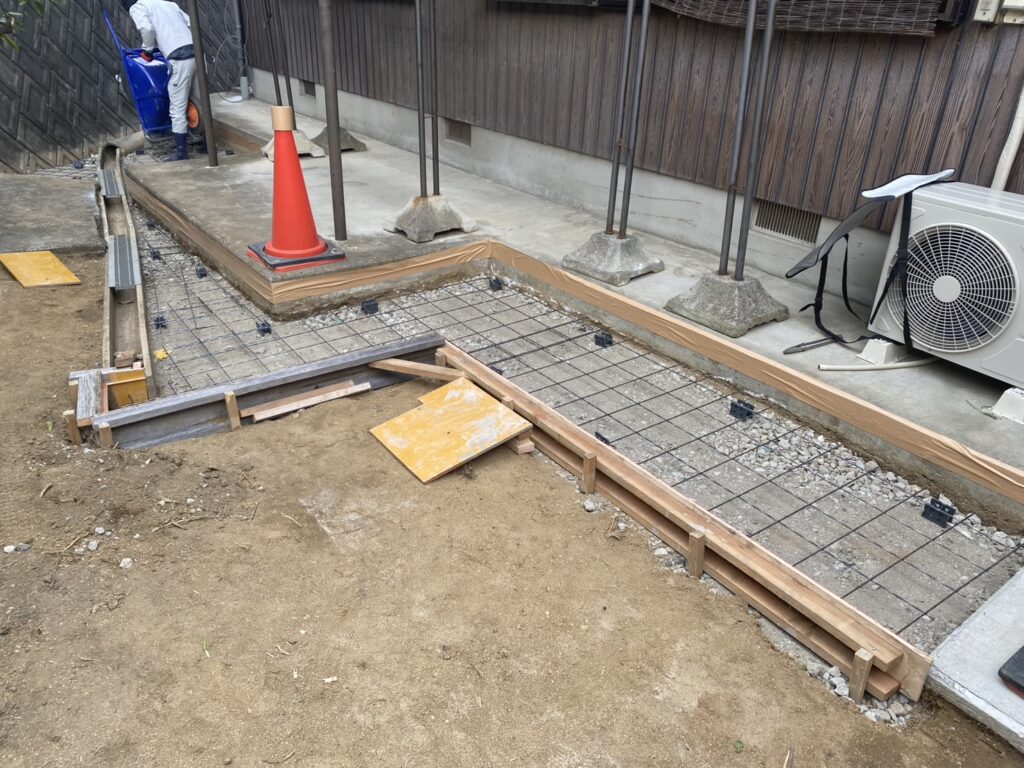 【綾川町Ｍ様邸】庭仕舞い＆駐車場拡張工事｜物置下や犬走りのコンクリート打設中 (株)カインズガーデン｜香川県の庭仕舞い