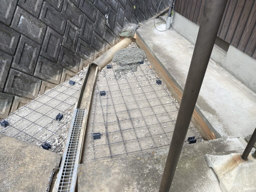 【綾川町Ｍ様邸】庭仕舞い＆駐車場拡張工事｜物置下や犬走りのコンクリート打設中 (株)カインズガーデン｜香川県の庭仕舞い