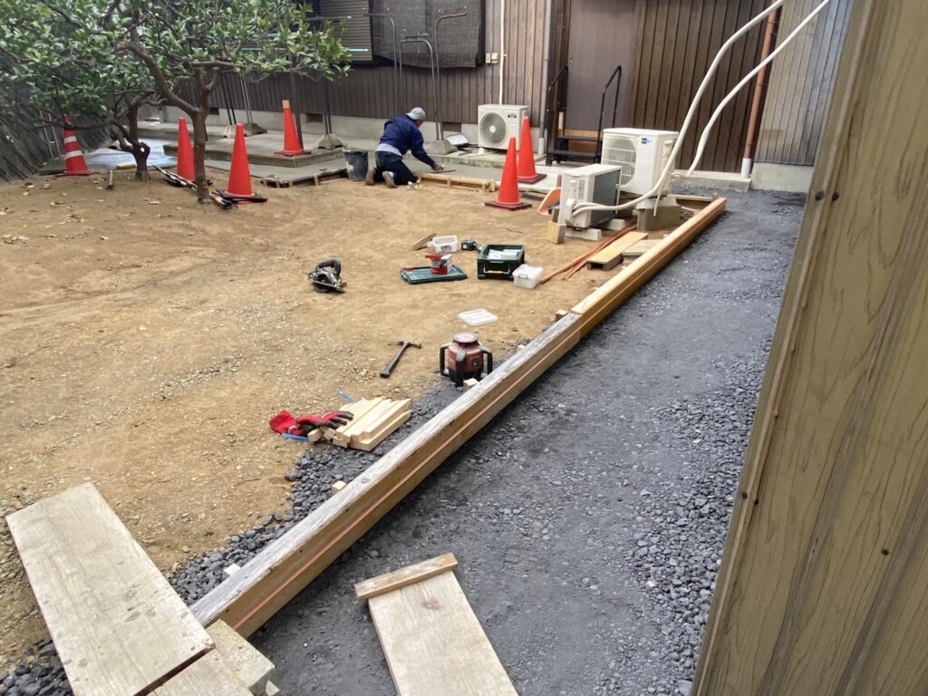 【綾川町Ｍ様邸】庭仕舞い＆駐車場拡張工事｜物置下や犬走りのコンクリート打設中 (株)カインズガーデン｜香川県の庭仕舞い