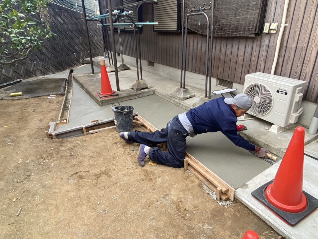 【綾川町Ｍ様邸】庭仕舞い＆駐車場拡張工事｜物置下や犬走りのコンクリート打設中 (株)カインズガーデン｜香川県の庭仕舞い
