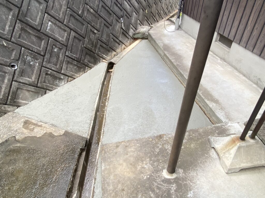 【綾川町Ｍ様邸】庭仕舞い＆駐車場拡張工事｜物置下や犬走りのコンクリート打設中 (株)カインズガーデン｜香川県の庭仕舞い